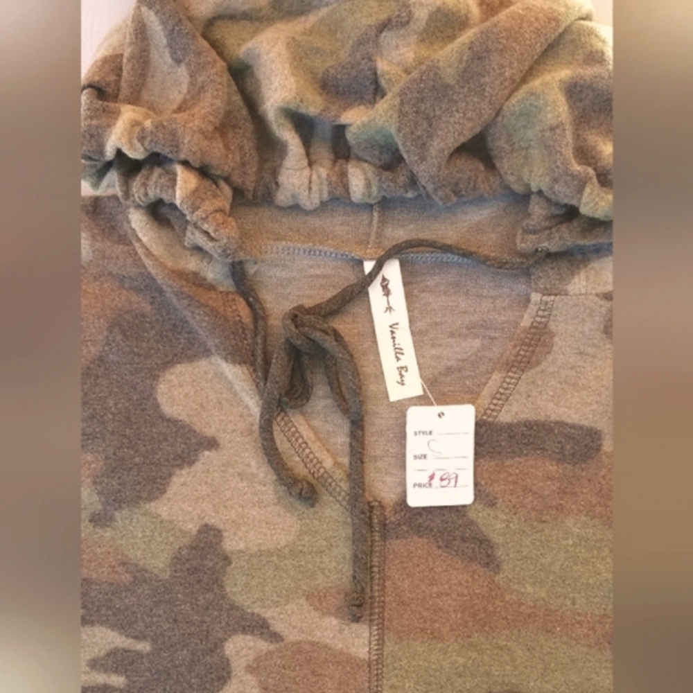 Camo V-neck Hoodie - Picture 2 of 6